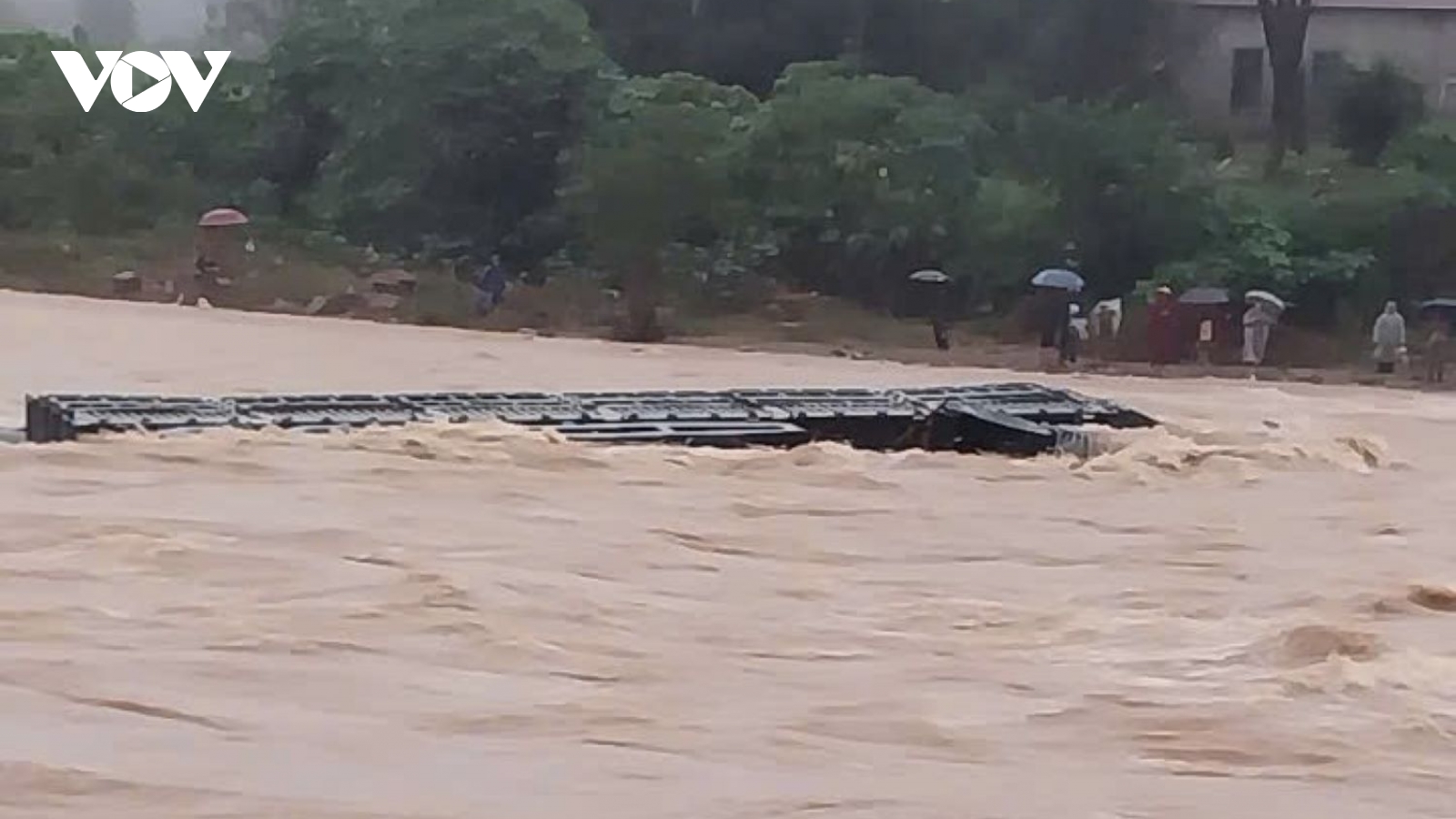 Cố tình vượt ngầm tràn, xe container bị lũ cuốn trôi, tài xế mất tích